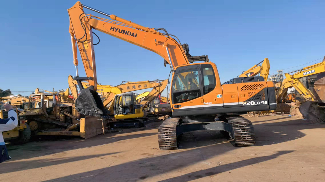 Hyundai R220LC-9S - حفار زحاف: صورة 1 Hyundai R220LC-9S - حفار زحاف: صورة 1
