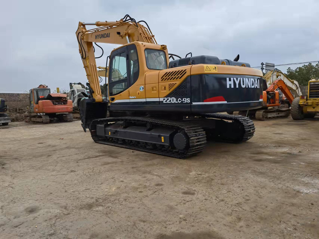 Hyundai R220LC-9S - حفار زحاف: صورة 2 Hyundai R220LC-9S - حفار زحاف: صورة 2