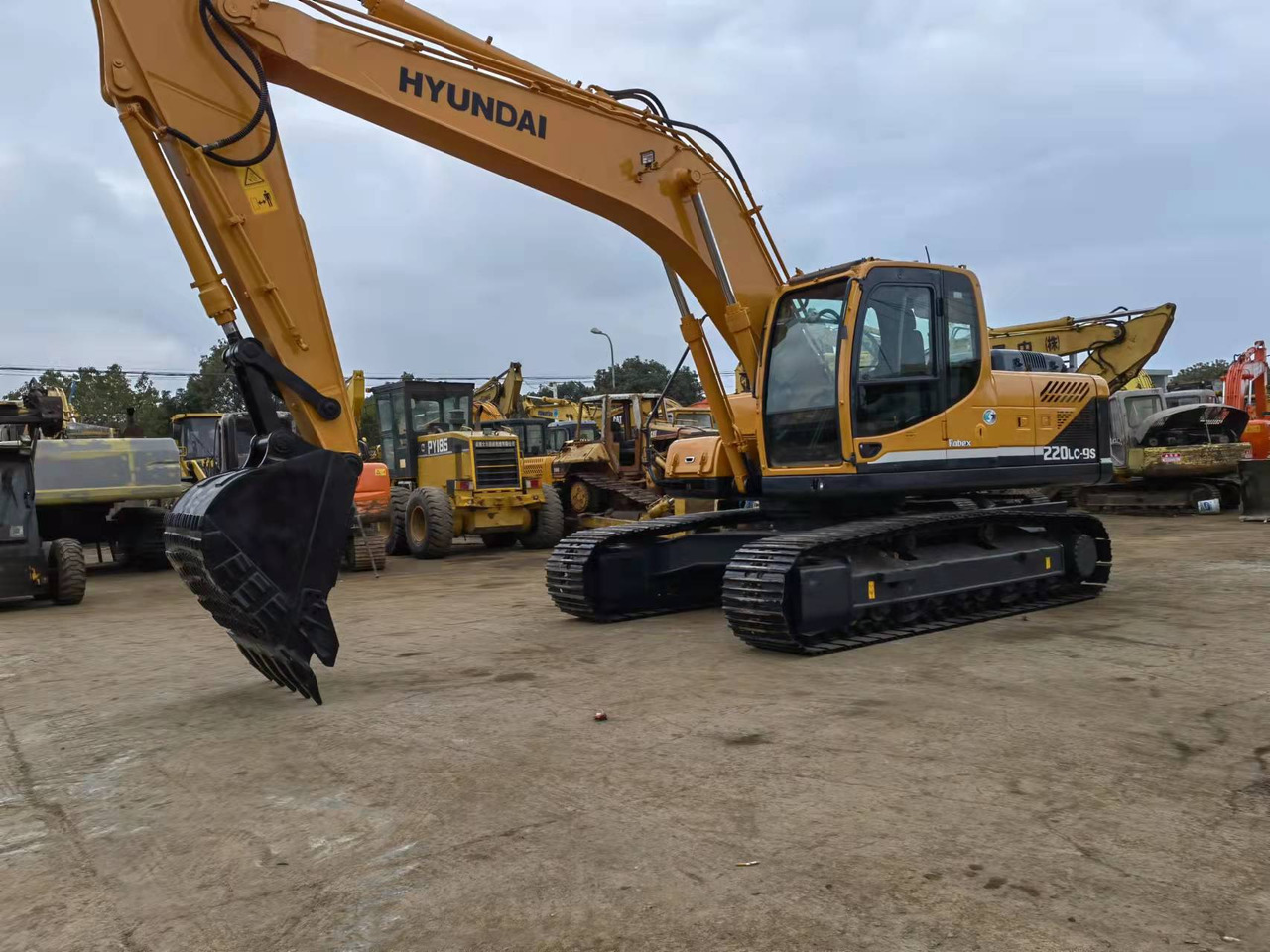 Hyundai R220LC-9S - حفار زحاف: صورة 4 Hyundai R220LC-9S - حفار زحاف: صورة 4