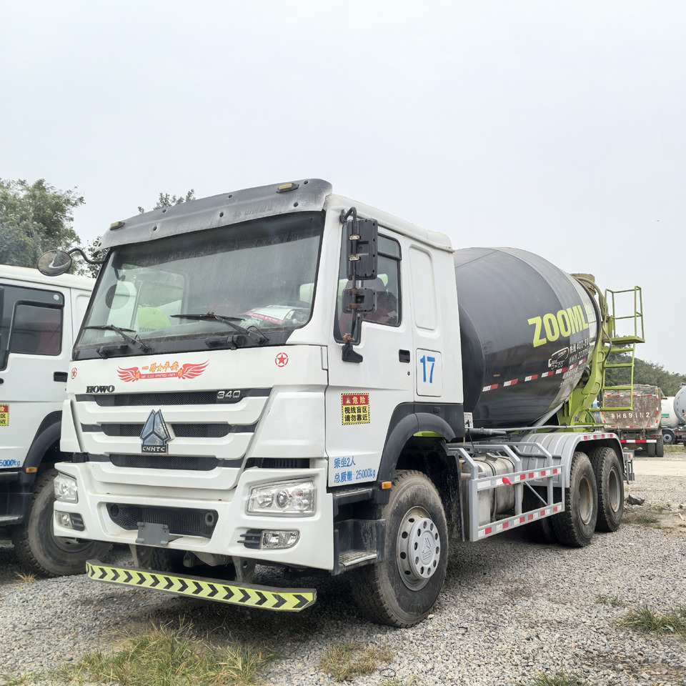 SINOTRUK Howo 6x4 mixer pump truck - شاحنة: صورة 2 SINOTRUK Howo 6x4 mixer pump truck - شاحنة: صورة 2