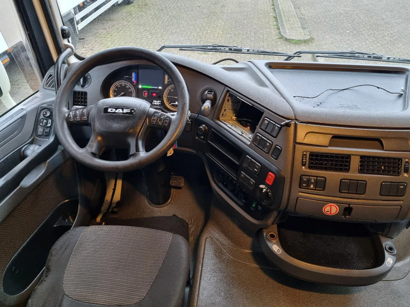 Interior photo 1: وحدة جر DAF XF 106.440 EURO 6/ Intarder/ Webasto/ ADR / Klima