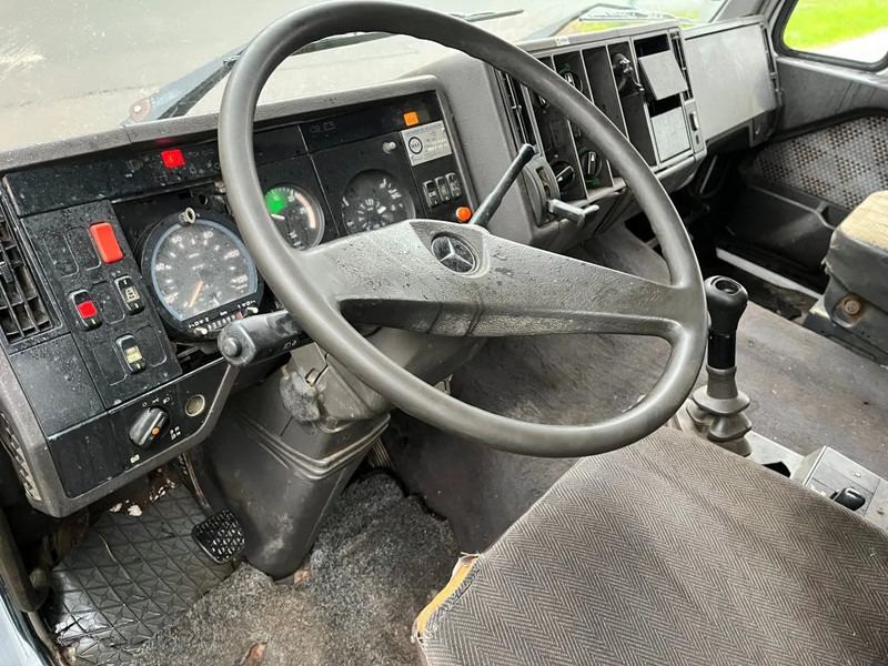 Interior photo 1: شاحنات مسطحة Mercedes-Benz SK 1850 V8 MANUAL GEARBOX BIG AXLE FULL STEEL SPRING RETARDER