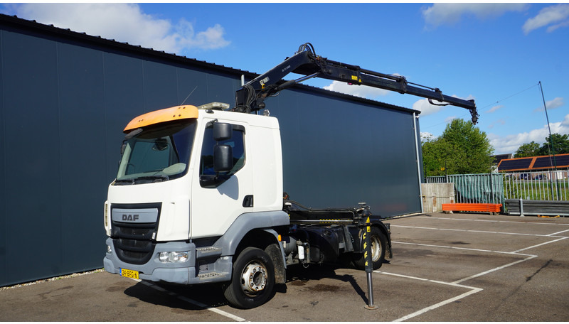 DAF LF 220 WITH HIAB XS111 HI DUO CRANE 238.000KM - وحدة جر: صورة 2 DAF LF 220 WITH HIAB XS111 HI DUO CRANE 238.000KM - وحدة جر: صورة 2