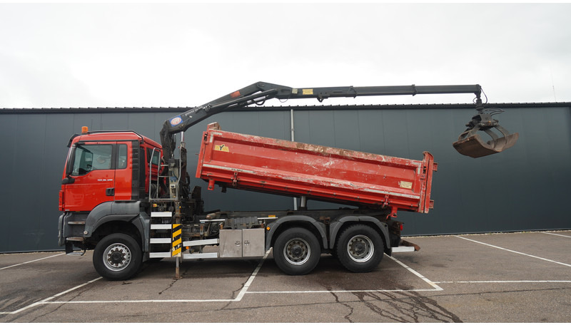 MAN TGS 28.400 6X6 2 SIDE TIPPER WITH HMF 1643 CRANE 376.400KM - شاحنة كرين: صورة 1 MAN TGS 28.400 6X6 2 SIDE TIPPER WITH HMF 1643 CRANE 376.400KM - شاحنة كرين: صورة 1