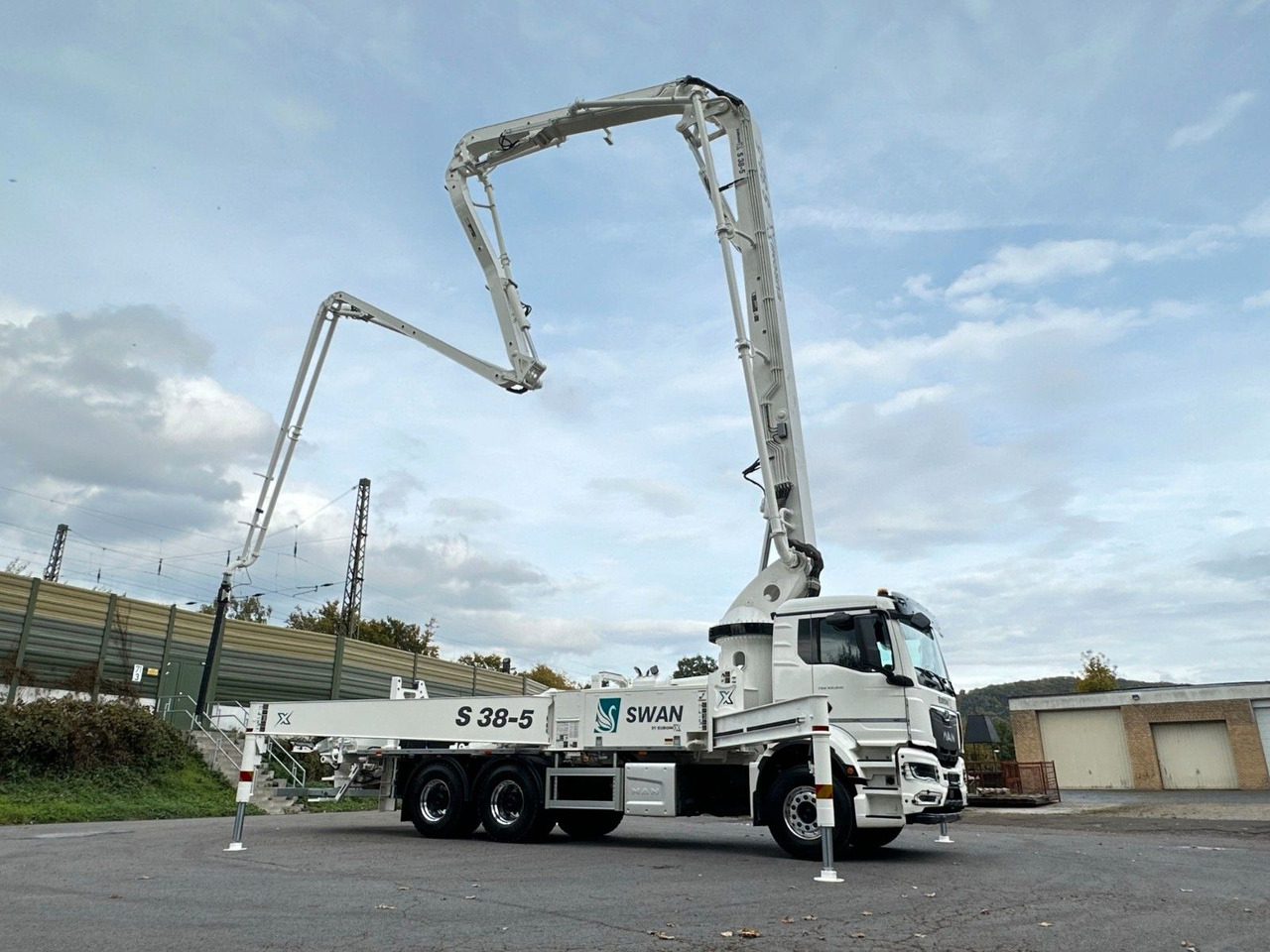 MAN TGS 26.510 6x4 SWAN TSP 38-5 160RZ ( 38m ) MAN TGS 26.510 6x4 SWAN TSP 38-5 160RZ ( 38m ) - شاحنة خلاطة خرسانة: صورة 1 MAN TGS 26.510 6x4 SWAN TSP 38-5 160RZ ( 38m ) MAN TGS 26.510 6x4 SWAN TSP 38-5 160RZ ( 38m ) - شاحنة خلاطة خرسانة: صورة 1