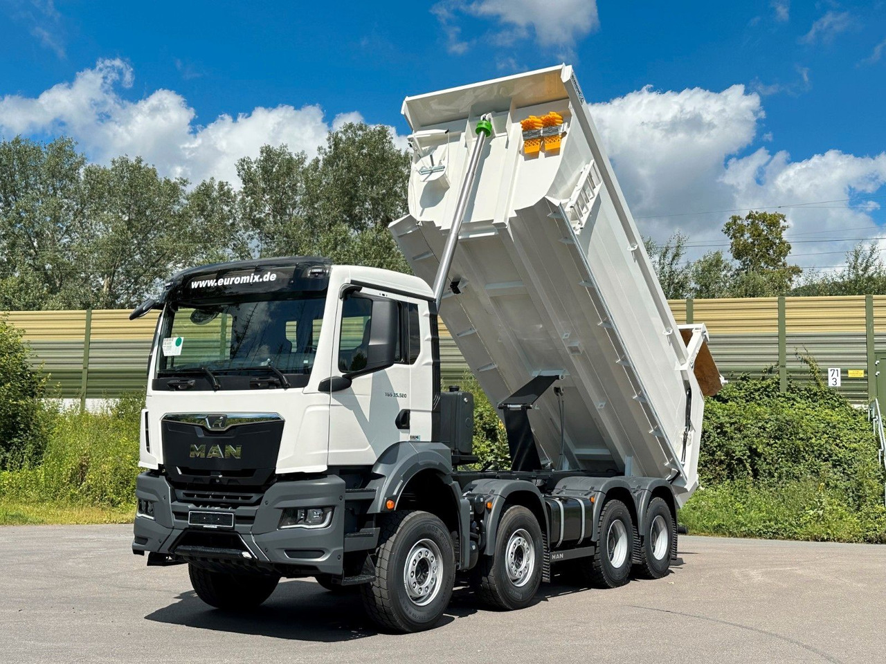 MAN TGS 37.520 8x4 EuromixMTP Mulden Kipper - شاحنة قلاب: صورة 2 MAN TGS 37.520 8x4 EuromixMTP Mulden Kipper - شاحنة قلاب: صورة 2
