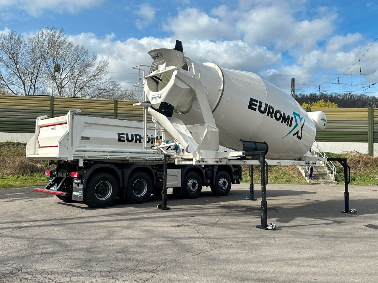 Volvo FMX 460 8x4 / WECHSELSYSTEM KIPPER+MISCHER Volvo FMX 460 8x4 / WECHSELSYSTEM KIPPER+MISCHER - شاحنة خلاطة خرسانة: صورة 1 Volvo FMX 460 8x4 / WECHSELSYSTEM KIPPER+MISCHER Volvo FMX 460 8x4 / WECHSELSYSTEM KIPPER+MISCHER - شاحنة خلاطة خرسانة: صورة 1