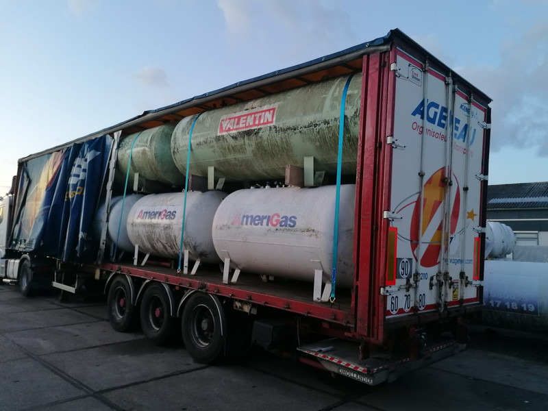Curtain semi-trailer with used aboveground 2700 &4850L tanks Gas, Gaz, LPG, GPL, Propane, Butane tank ID 8.370 - نصف مقطورة صهريج: صورة 1 Curtain semi-trailer with used aboveground 2700 &4850L tanks Gas, Gaz, LPG, GPL, Propane, Butane tank ID 8.370 - نصف مقطورة صهريج: صورة 1