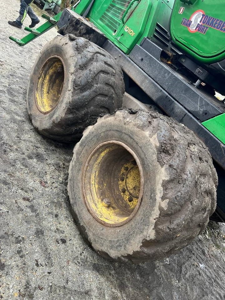 حافلة الغابات John Deere 1010 E: صورة 17