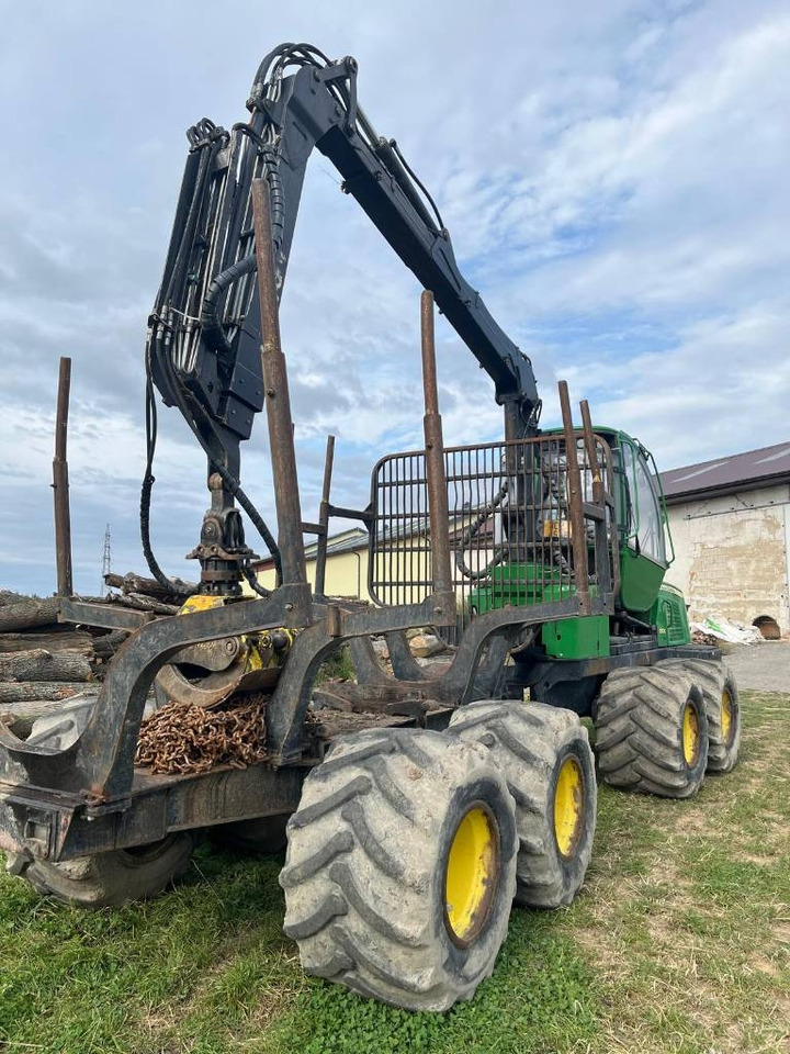 John Deere 810 E - حافلة الغابات: صورة 1 John Deere 810 E - حافلة الغابات: صورة 1
