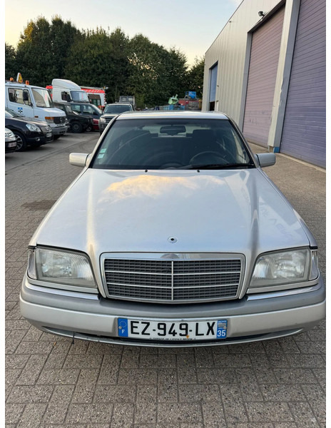 Mercedes-Benz C-Klasse **C180-PETROL-AC** - سيدان: صورة 2 Mercedes-Benz C-Klasse **C180-PETROL-AC** - سيدان: صورة 2