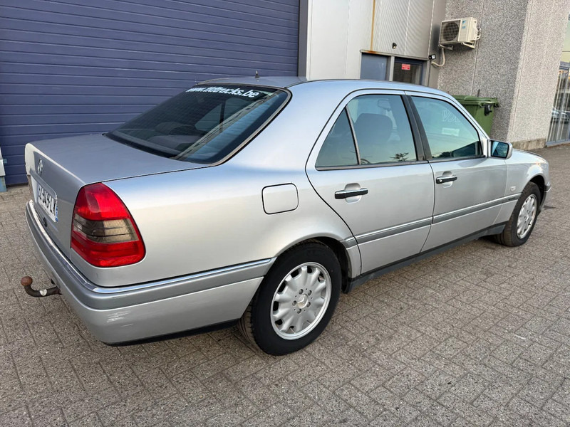 Mercedes-Benz C-Klasse **C180-PETROL-AC** - سيدان: صورة 4 Mercedes-Benz C-Klasse **C180-PETROL-AC** - سيدان: صورة 4