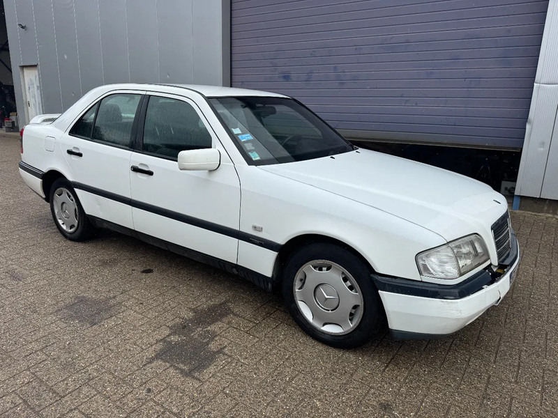 Mercedes-Benz C-Klasse **C250DIESEL** - سيدان: صورة 3 Mercedes-Benz C-Klasse **C250DIESEL** - سيدان: صورة 3