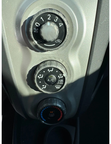 هاتشباك Toyota Yaris **PETROL-ESSENCE-AC**: صورة 12 هاتشباك Toyota Yaris **PETROL-ESSENCE-AC**: صورة 12