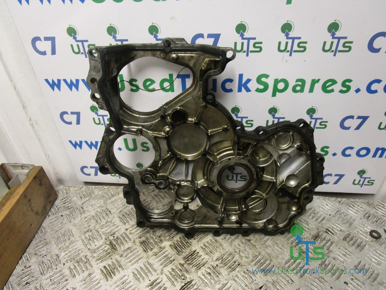 ISUZU NKR (4JJ1) OUTER TIMING COVER - المحرك و قطع الغيار - شاحنة: صورة 1 ISUZU NKR (4JJ1) OUTER TIMING COVER - المحرك و قطع الغيار - شاحنة: صورة 1