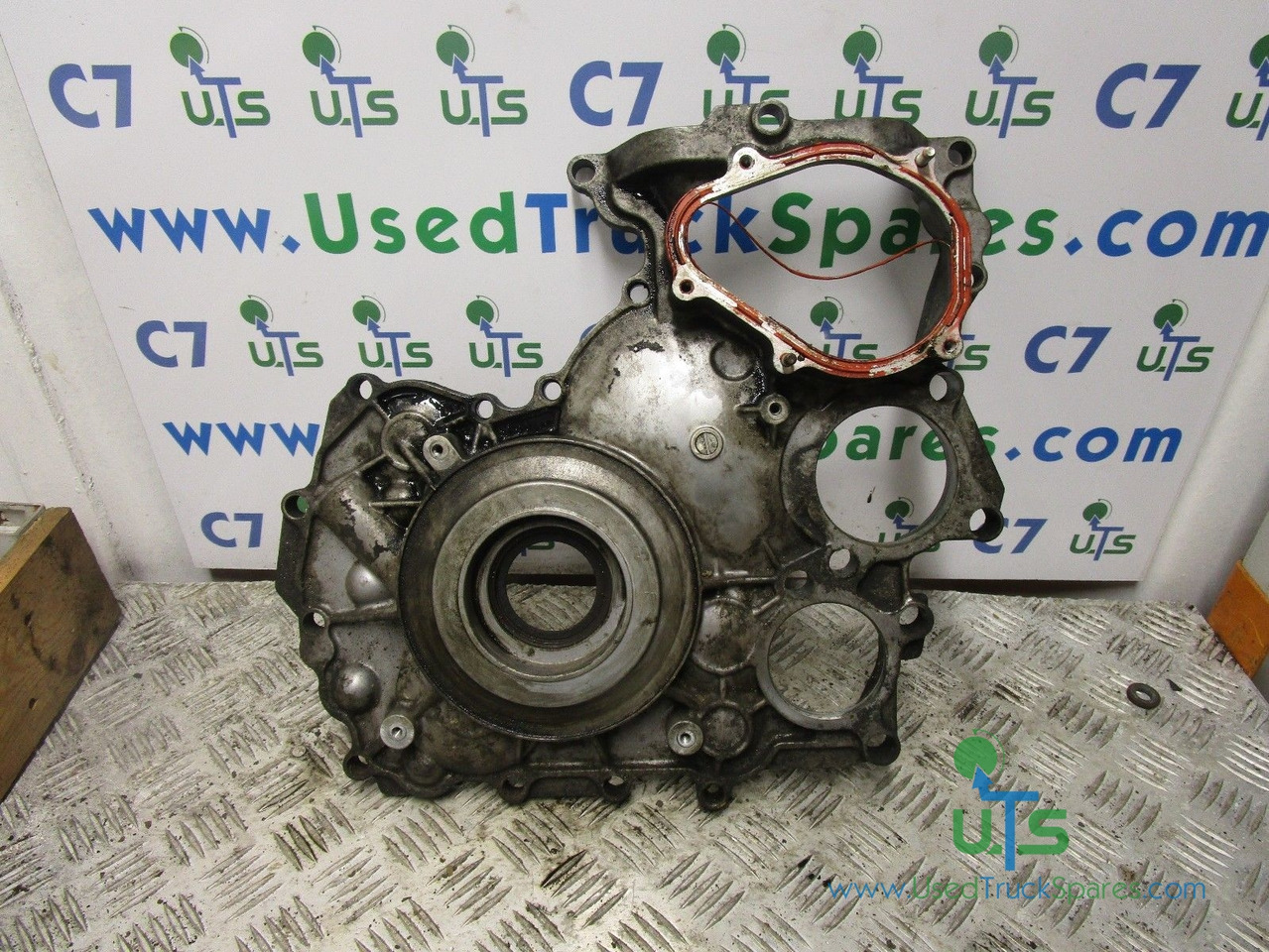 ISUZU NKR (4JJ1) OUTER TIMING COVER - المحرك و قطع الغيار - شاحنة: صورة 2 ISUZU NKR (4JJ1) OUTER TIMING COVER - المحرك و قطع الغيار - شاحنة: صورة 2