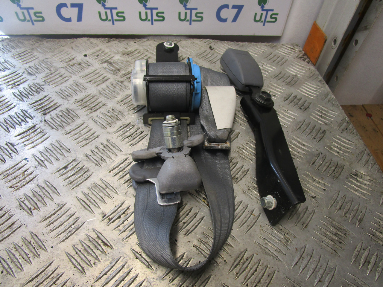 MITSUBISHI FUSO PASSENGER SIDE SEATBELT - الكابينة والداخلية - شاحنة: صورة 1 MITSUBISHI FUSO PASSENGER SIDE SEATBELT - الكابينة والداخلية - شاحنة: صورة 1