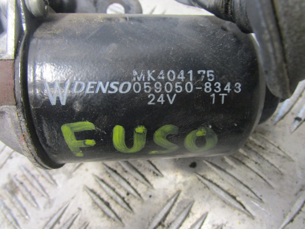 MITSUBISHI FUSO WIPER MOTOR P/NO MK404175 - الكابينة والداخلية - شاحنة: صورة 2 MITSUBISHI FUSO WIPER MOTOR P/NO MK404175 - الكابينة والداخلية - شاحنة: صورة 2