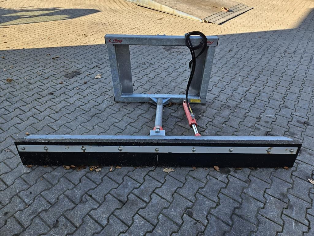 Fliegl Gummi-Schiebeschild - رافعة أمامية للجرار: صورة 1 Fliegl Gummi-Schiebeschild - رافعة أمامية للجرار: صورة 1