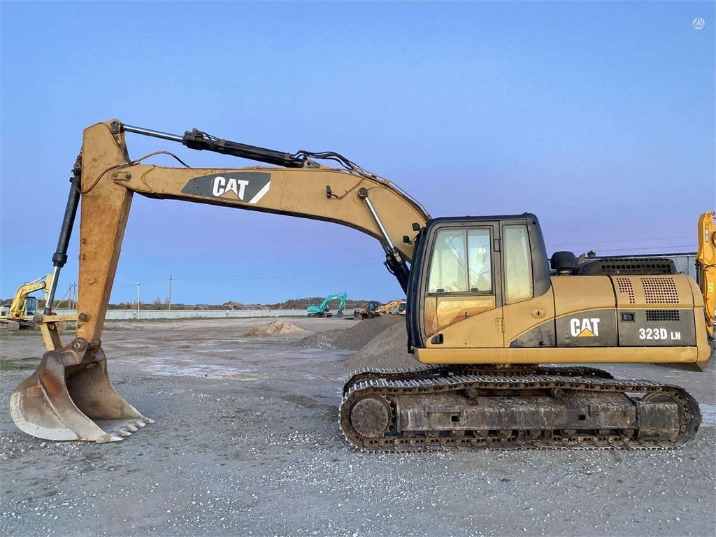 حفار زحاف CAT 323 DLN: صورة 8