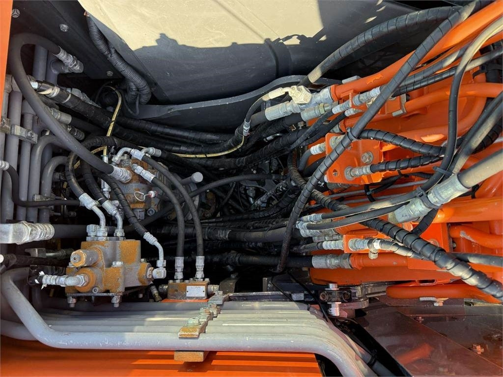 حفارة دولاب Hitachi ZX 140 W: صورة 15
