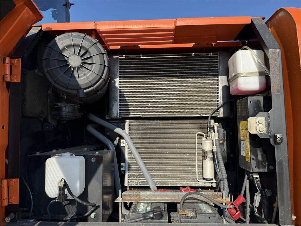 حفارة دولاب Hitachi ZX 140 W: صورة 13