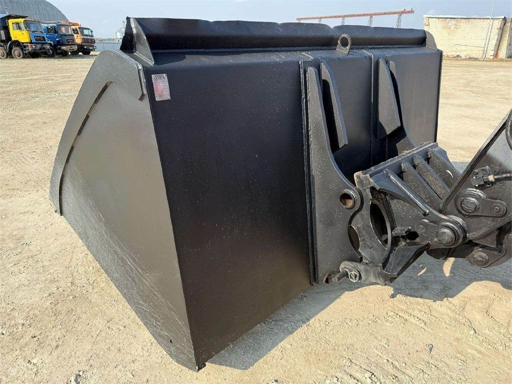 اللودر بعجل Manitou MLA-T 533-145V: صورة 12
