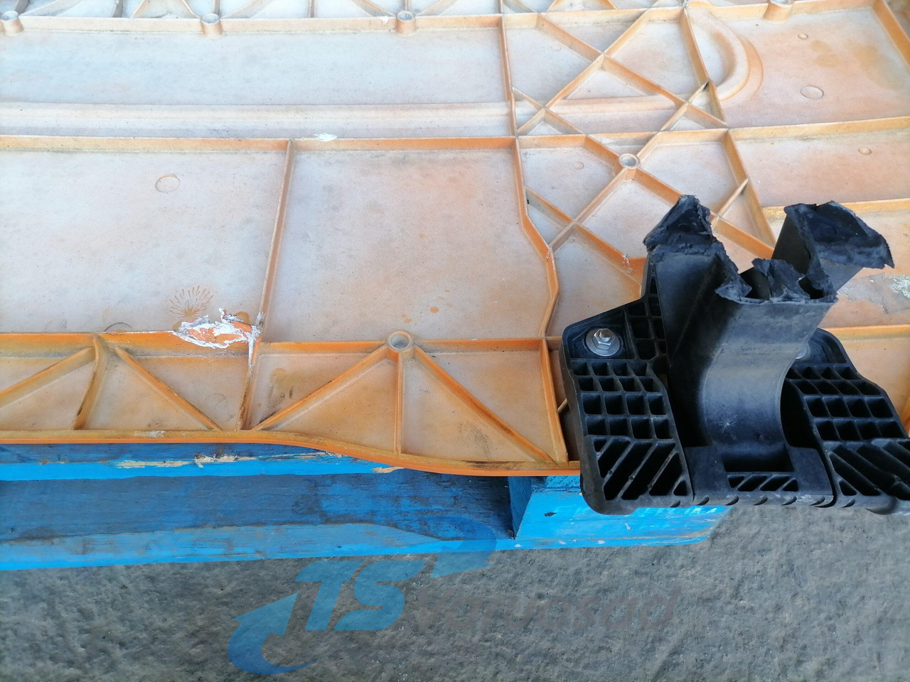 Renault Iluvõre 5010301618 - شبكة أمامية - شاحنة: صورة 3 Renault Iluvõre 5010301618 - شبكة أمامية - شاحنة: صورة 3