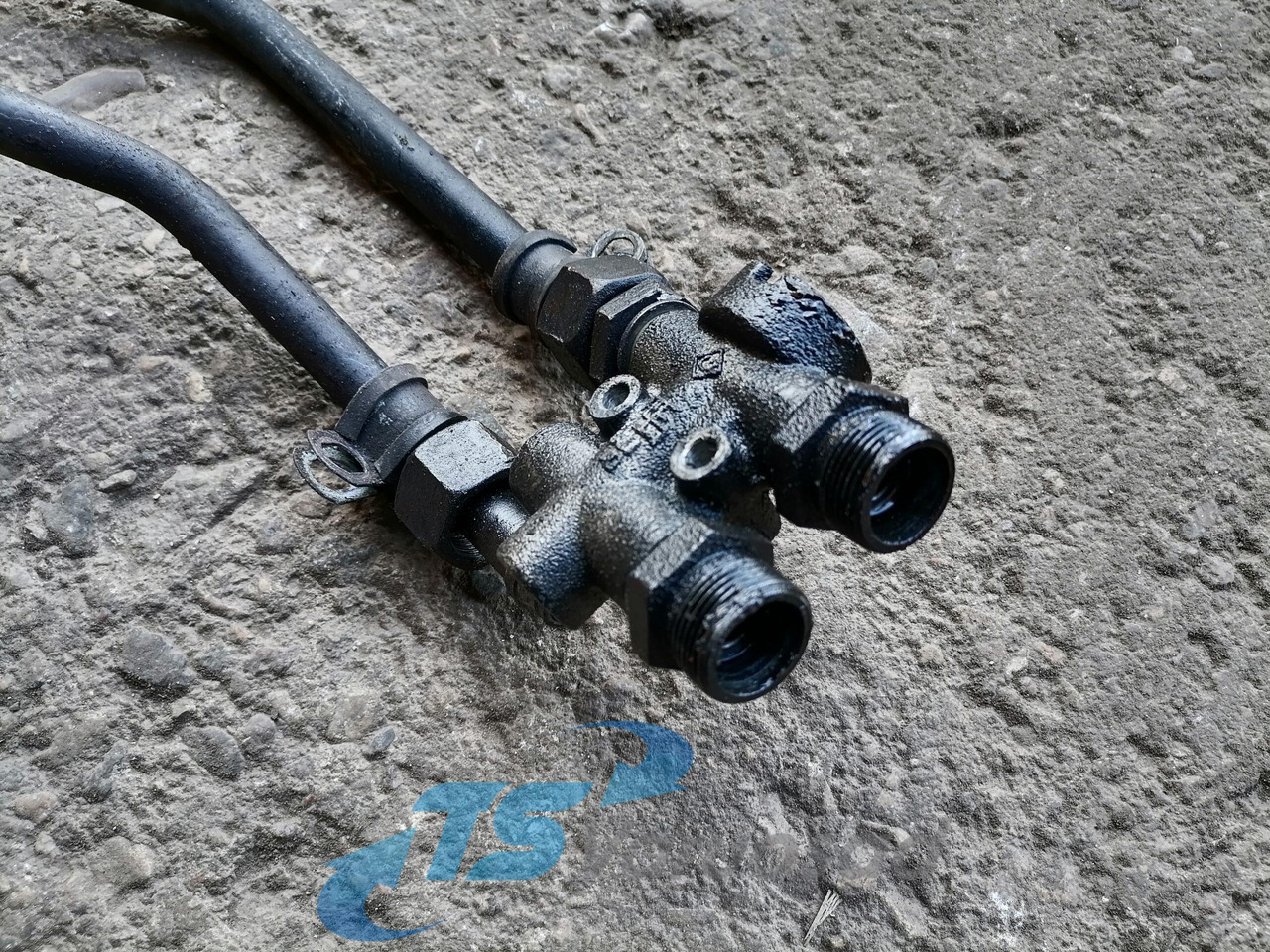 Scania Transmission oil pipe 1736156 - علبة التروس و قطع الغيار - شاحنة: صورة 2 Scania Transmission oil pipe 1736156 - علبة التروس و قطع الغيار - شاحنة: صورة 2