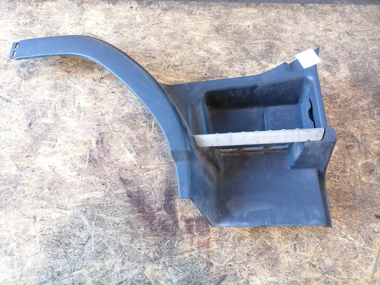 Volvo Astmelaua plastik 3175161 - عتبة باب السيارة - شاحنة: صورة 2 Volvo Astmelaua plastik 3175161 - عتبة باب السيارة - شاحنة: صورة 2