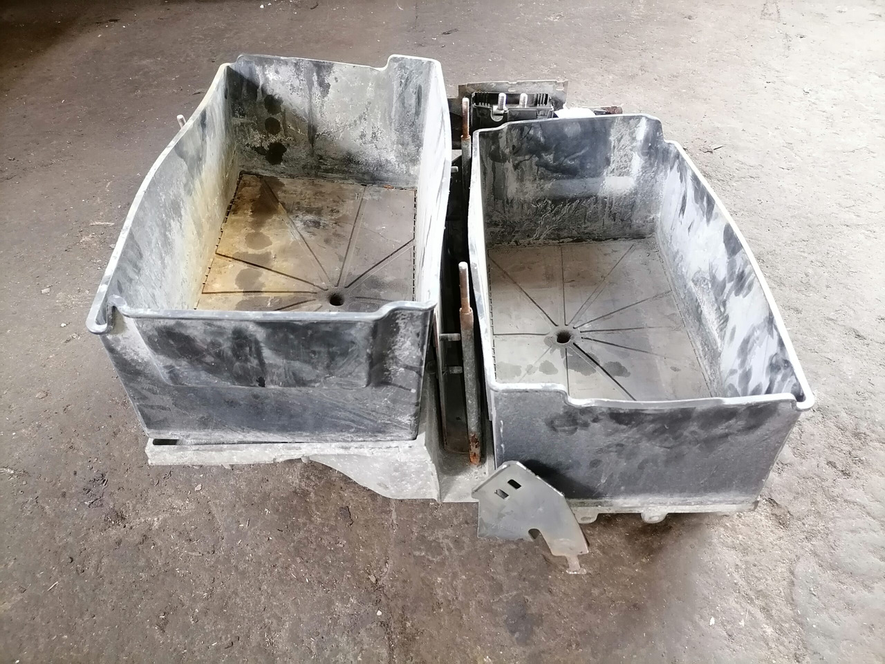 Volvo Battery box 22003951 - بطارية - شاحنة: صورة 4 Volvo Battery box 22003951 - بطارية - شاحنة: صورة 4