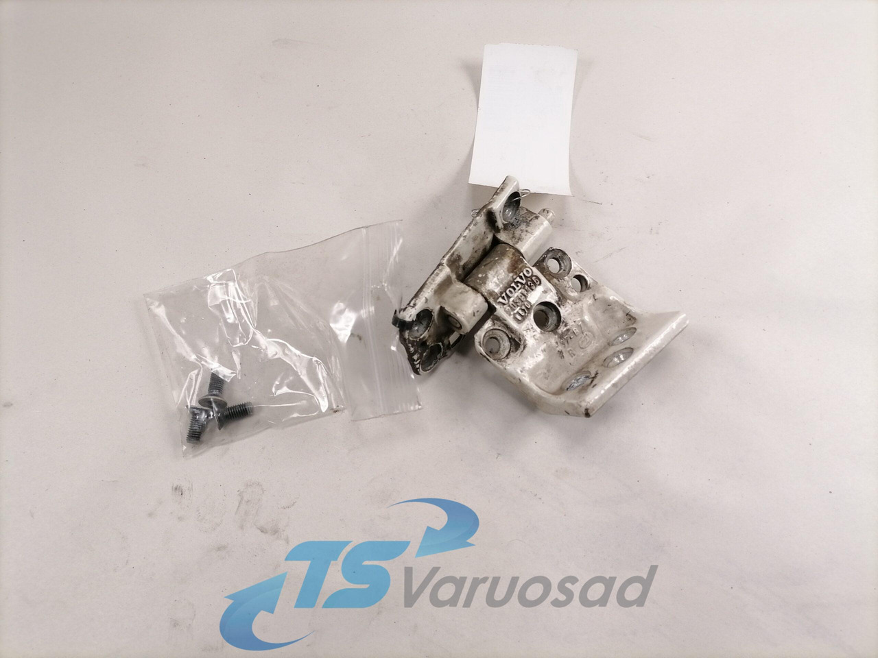 Volvo Door hinge 20398136 - باب و قطع الغيار - شاحنة: صورة 1 Volvo Door hinge 20398136 - باب و قطع الغيار - شاحنة: صورة 1