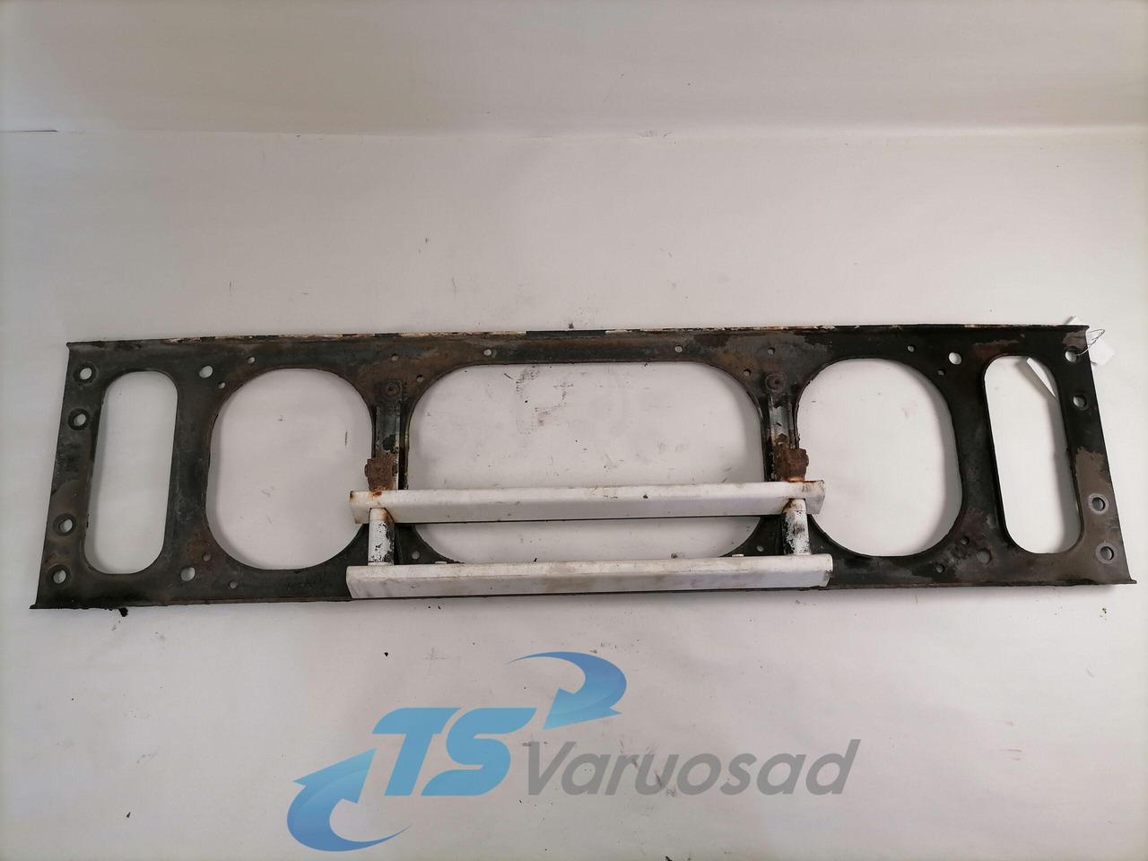 Volvo Iluvõre raam 1629421 - شبكة أمامية - شاحنة: صورة 2 Volvo Iluvõre raam 1629421 - شبكة أمامية - شاحنة: صورة 2