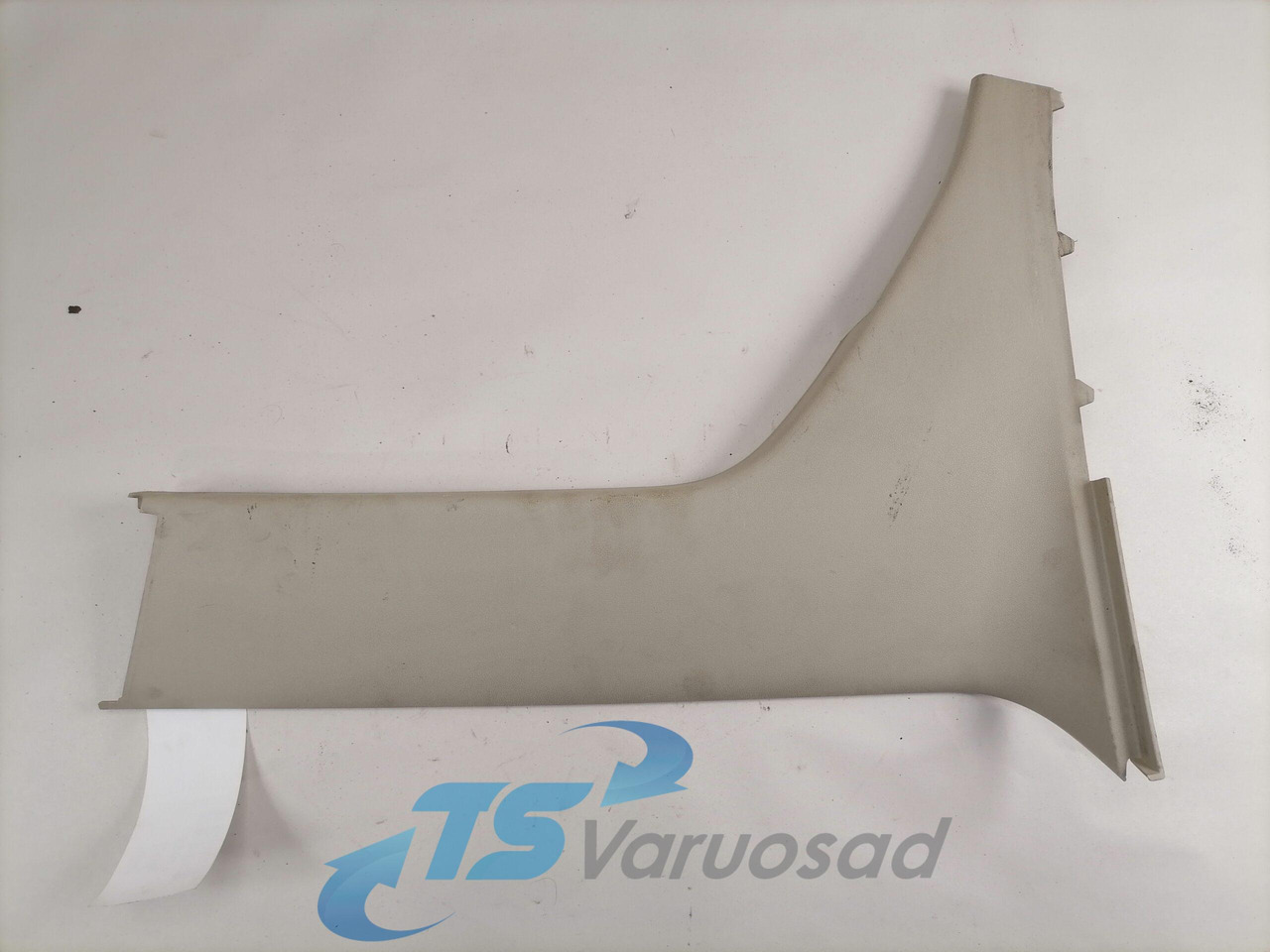 Volvo Salongi plastik 82871533 - قطع غيار عامة - شاحنة: صورة 1 Volvo Salongi plastik 82871533 - قطع غيار عامة - شاحنة: صورة 1