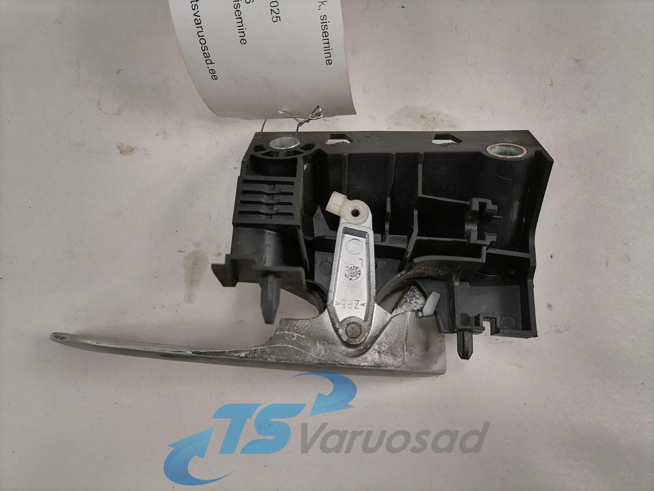 Volvo Ukselink, sisemine vasak 84012025 - باب و قطع الغيار - شاحنة: صورة 3 Volvo Ukselink, sisemine vasak 84012025 - باب و قطع الغيار - شاحنة: صورة 3