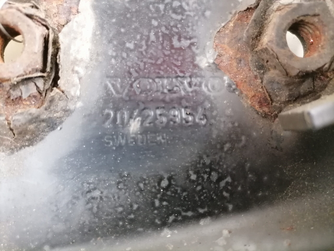Volvo lower grille carrier hinge 20425954 - شبكة أمامية - شاحنة: صورة 4 Volvo lower grille carrier hinge 20425954 - شبكة أمامية - شاحنة: صورة 4
