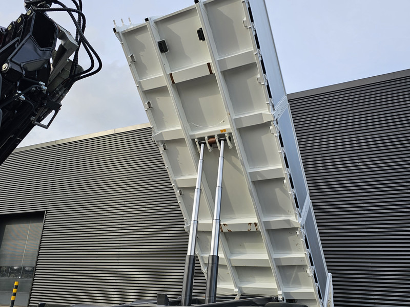 شاحنة كرين DAF CF 530 8x4-4 / FASSI 27.5 t/m CRANE + TIPPER: صورة 15 شاحنة كرين DAF CF 530 8x4-4 / FASSI 27.5 t/m CRANE + TIPPER: صورة 15