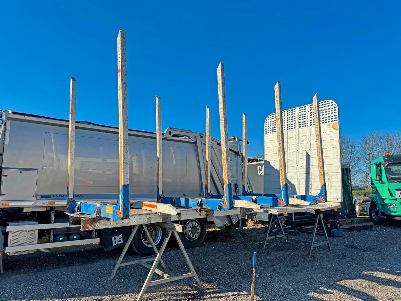 Holzwagenaufbau mit Rungen Aluminium - شاحنة كرين: صورة 1 Holzwagenaufbau mit Rungen Aluminium - شاحنة كرين: صورة 1