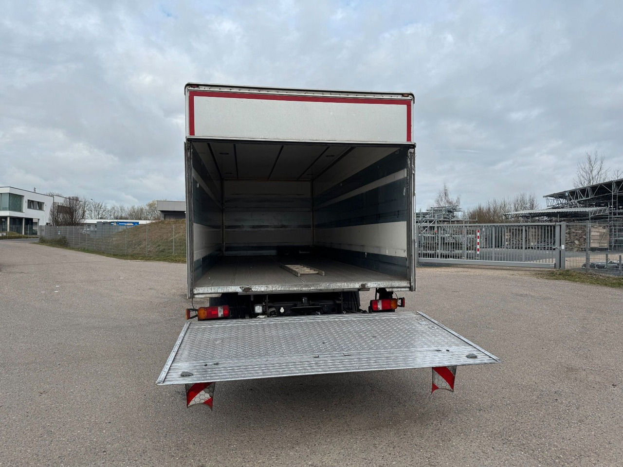 شاحنة مقفلة MAN 15.290 4X2 Koffer mit Hebebühne AHK: صورة 9 شاحنة مقفلة MAN 15.290 4X2 Koffer mit Hebebühne AHK: صورة 9