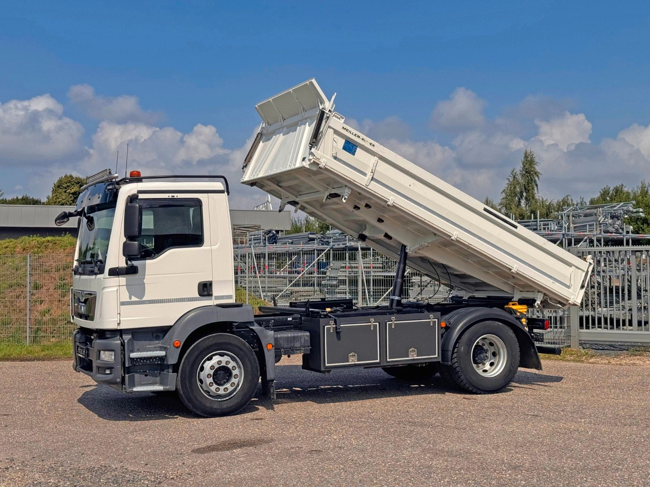 MAN 18.320 4X2 Meiller 3. Seitenkipper Top Zustand - شاحنة قلاب: صورة 1 MAN 18.320 4X2 Meiller 3. Seitenkipper Top Zustand - شاحنة قلاب: صورة 1