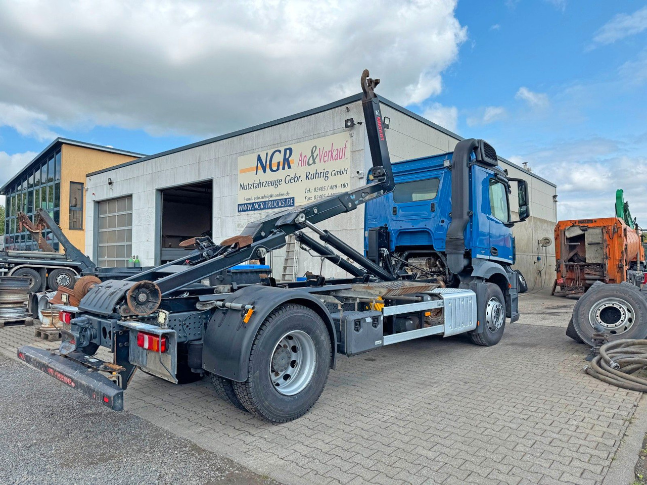 Mercedes-Benz 1833 4X2 Multilift Abroller Top Zustand - شاحنة ذات خطاف: صورة 1 Mercedes-Benz 1833 4X2 Multilift Abroller Top Zustand - شاحنة ذات خطاف: صورة 1