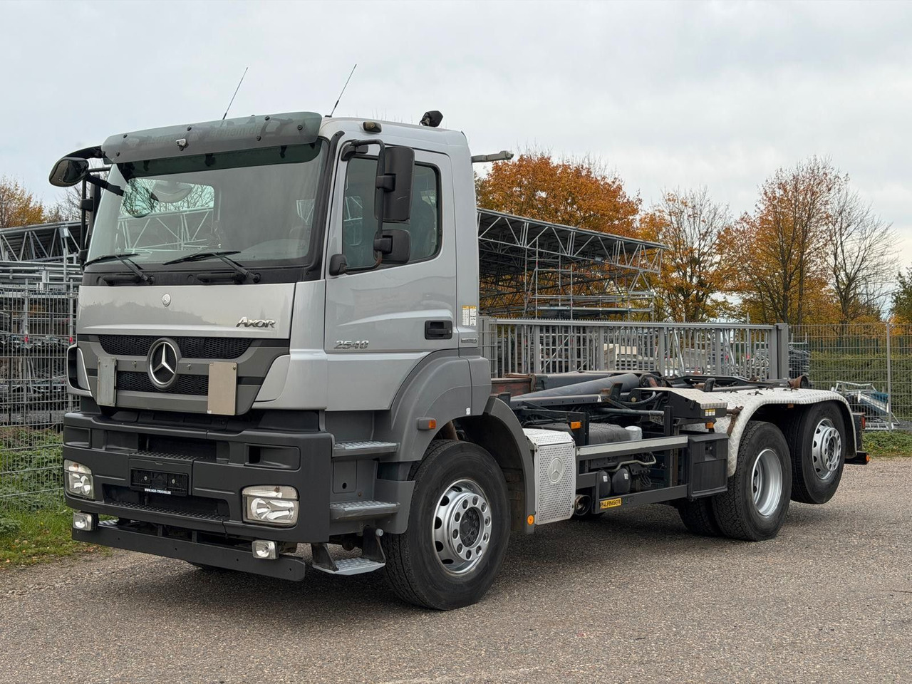 Mercedes-Benz 2540 L 6x2 Palfinger T20 mit hydr. Containerverr - شاحنة ذات خطاف: صورة 1 Mercedes-Benz 2540 L 6x2 Palfinger T20 mit hydr. Containerverr - شاحنة ذات خطاف: صورة 1