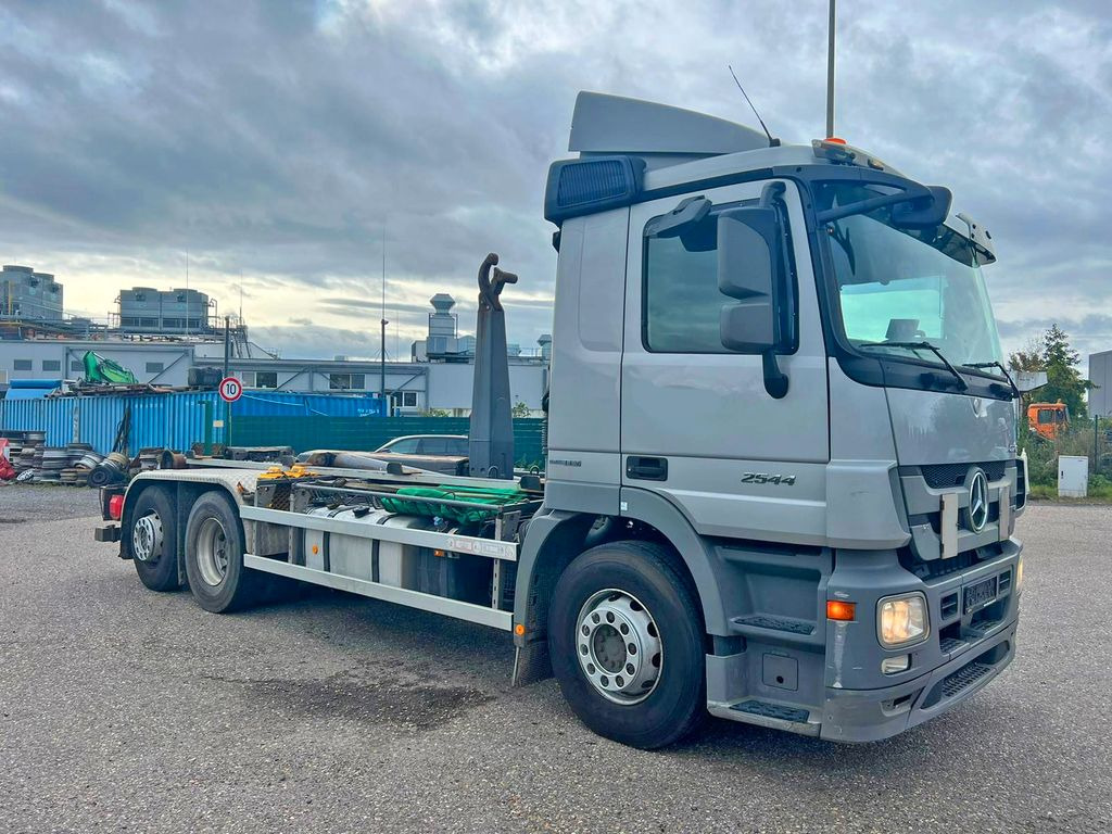 Mercedes-Benz 2544 6X2 VDL Abroller Klima & Retarder - شاحنة ذات خطاف: صورة 1 Mercedes-Benz 2544 6X2 VDL Abroller Klima & Retarder - شاحنة ذات خطاف: صورة 1