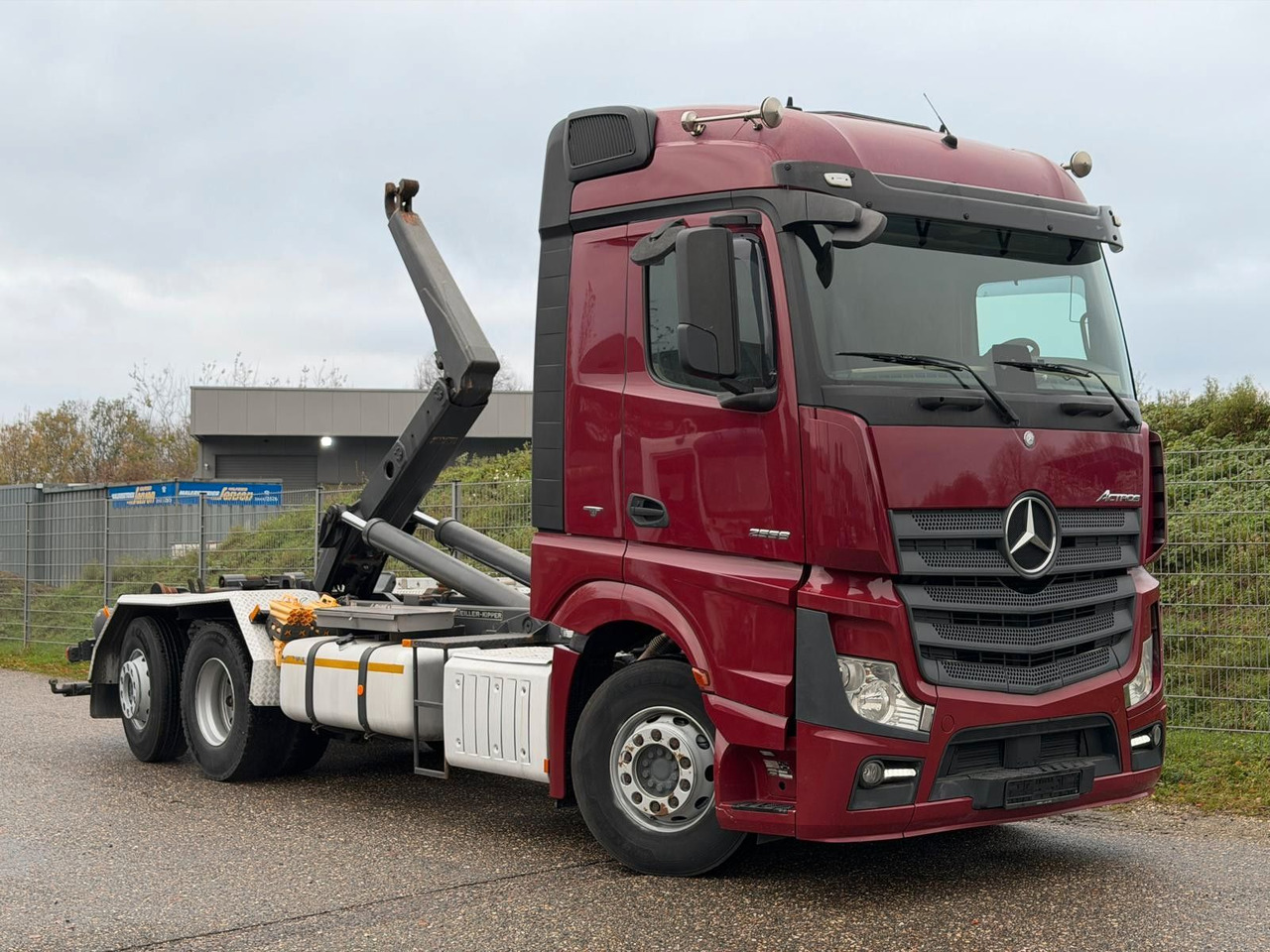 Mercedes-Benz 2558 6x2 Meiller RK 20.65 | Retarder | Klima - شاحنة ذات خطاف: صورة 1 Mercedes-Benz 2558 6x2 Meiller RK 20.65 | Retarder | Klima - شاحنة ذات خطاف: صورة 1