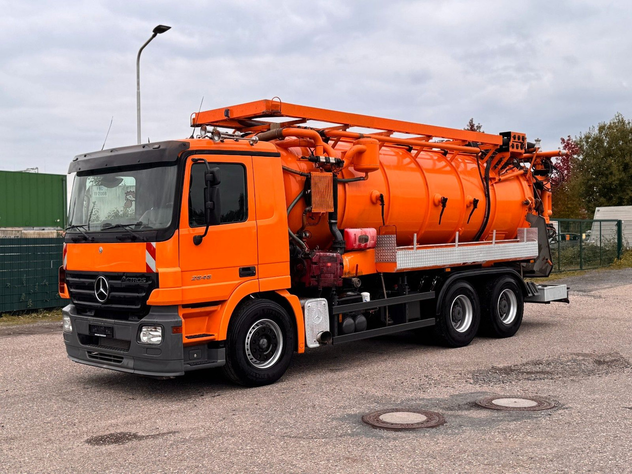 Mercedes-Benz 2646 6X4 Hellmers Saug Druck Spülwagen Retarder - شاحنة الشفط: صورة 1 Mercedes-Benz 2646 6X4 Hellmers Saug Druck Spülwagen Retarder - شاحنة الشفط: صورة 1