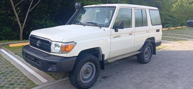Toyota Land Cruiser 76 - سيارة: صورة 1 Toyota Land Cruiser 76 - سيارة: صورة 1