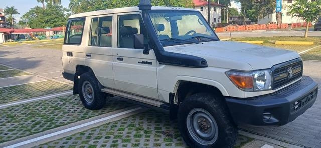 Toyota Land Cruiser 76 - سيارة: صورة 4 Toyota Land Cruiser 76 - سيارة: صورة 4