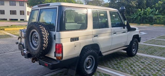 Toyota Land Cruiser 76 - سيارة: صورة 3 Toyota Land Cruiser 76 - سيارة: صورة 3