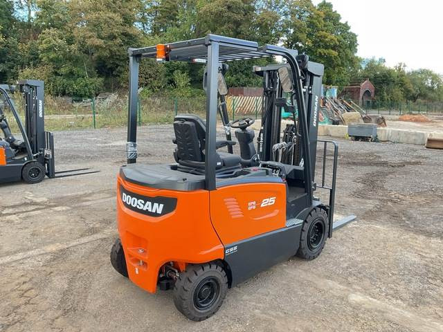 Doosan B25X-7 PLUS - رافعة شوكية كهربائية: صورة 3 Doosan B25X-7 PLUS - رافعة شوكية كهربائية: صورة 3