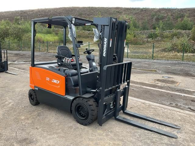 Doosan B30X-7 PLUS - رافعة شوكية كهربائية: صورة 4 Doosan B30X-7 PLUS - رافعة شوكية كهربائية: صورة 4